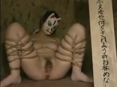 仮面を被った謎の白装束集団の儀式の餌食になった熟女おばさんadaruto動画